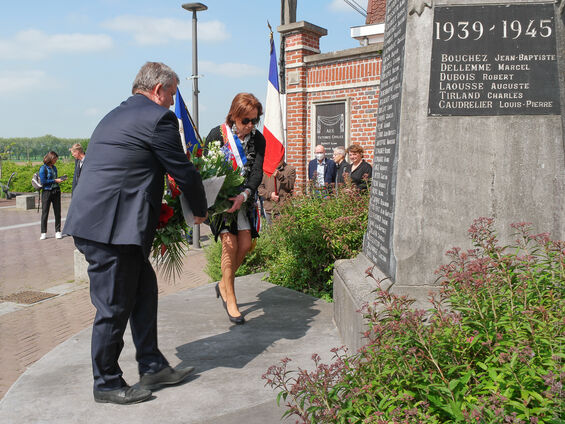 Dépôt de gerbe au monument aux morts de Houplin.