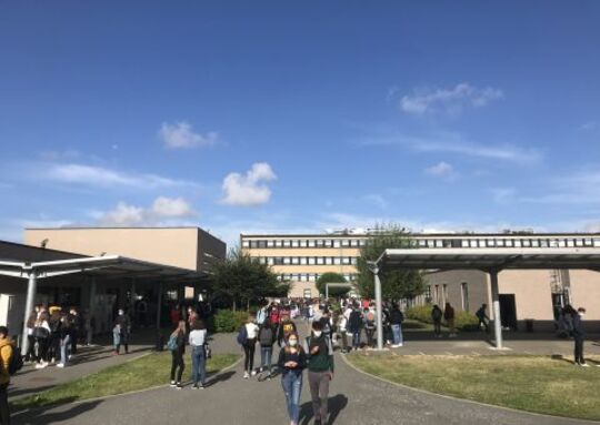 Façade du lycée de Gondecourt