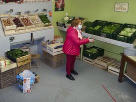 Les clients constatent la fraîcheur des produits