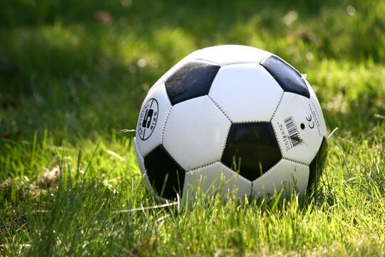 Ballon de football sur terrain gazonné