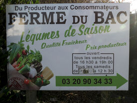 Un panneau rappelle horaires & coordonnées
