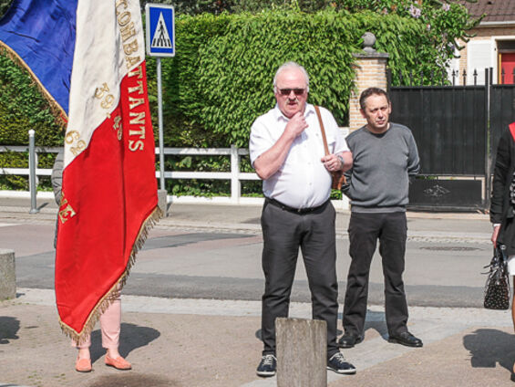 Les officiels pendant le discours des anciens combattants.