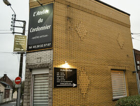 L'entrée de l'Atelier du Cordonnier, Place Léon Blum
