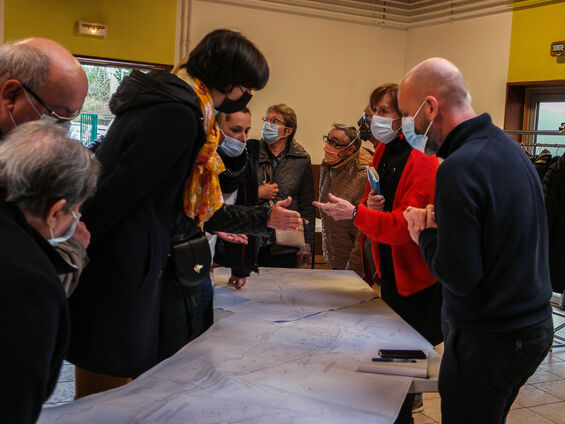 Le public, le maire et le cadre de Noréade, face au plan des travaux.
Dominique Gantiez explique les futurs travaux