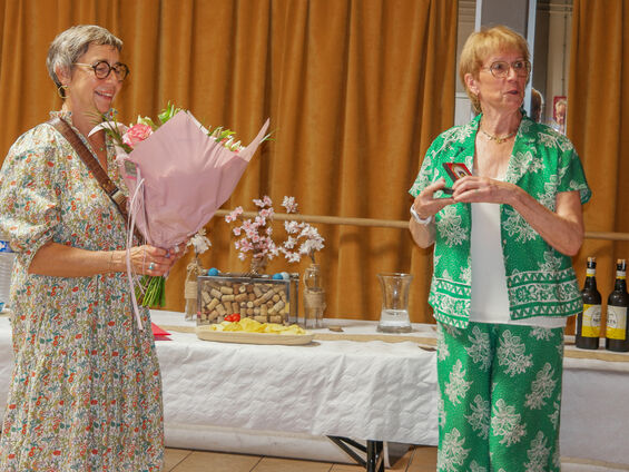 Madame Hiriart se voit offrir un bouquet de fleurs