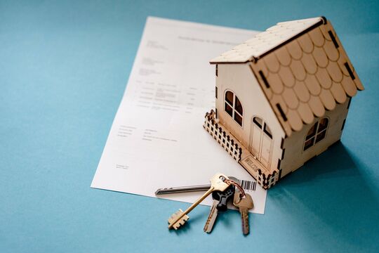 Maquette d'une maison et un trousseau de clés