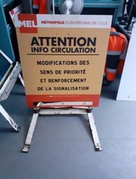 Panneau d'information de modification des sens de priorité