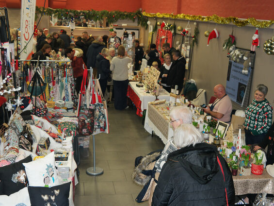 Les exposants remplissent la salle des fêtes