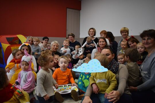 Groupes avec des enfants et assistantes maternelles