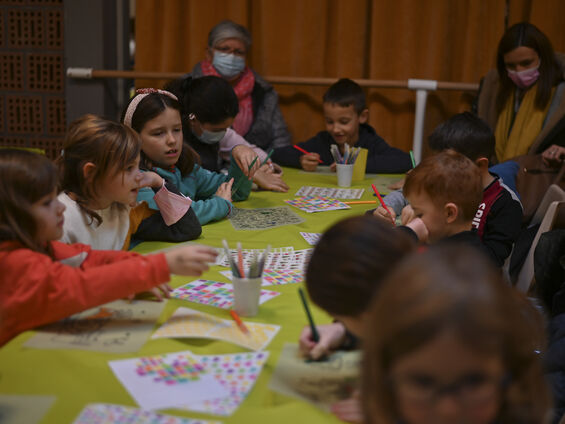Les enfants dessinent autour d'une table