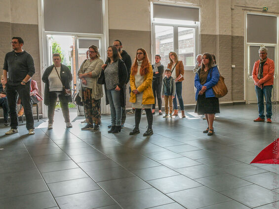 Une partie du public dans la salle des fêtes.