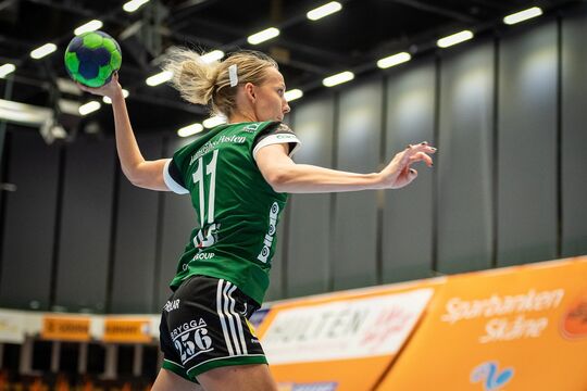 Joueuse de handball en plein tir